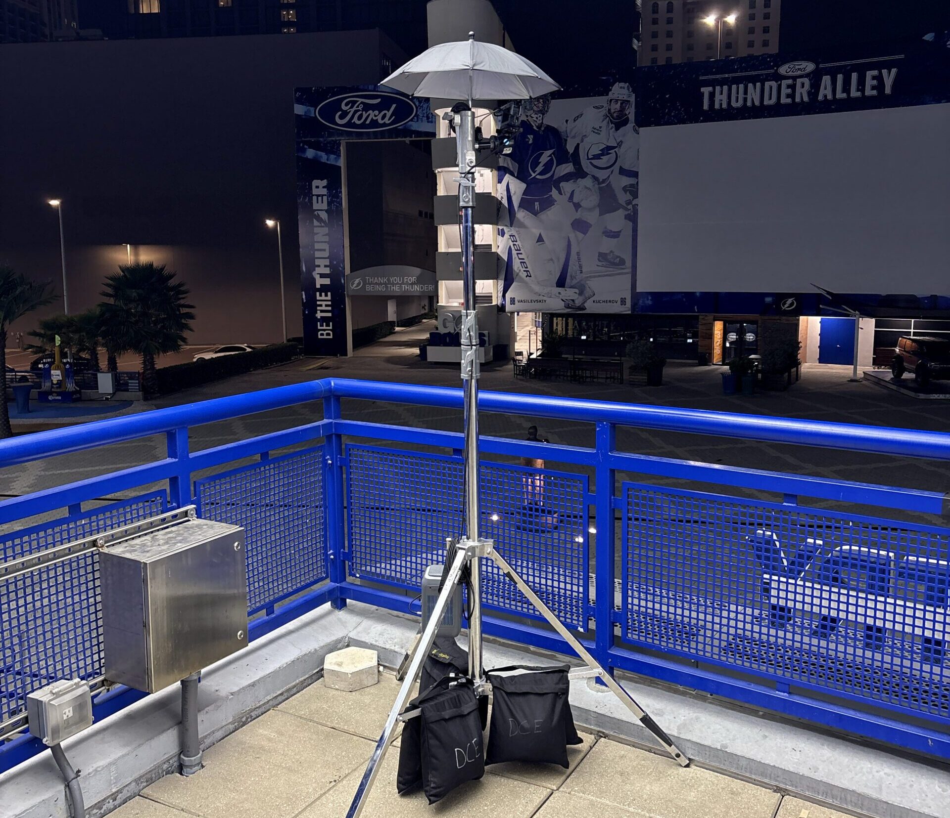 Timelapse setup professional. Camera shooting over balcony at night.